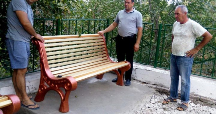 ПЕРЕД ДОМОМ КУЛЬТУРЫ СЕЛА ЧИШМИКИОЙ УСТАНОВИЛИ УЛИЧНЫЕ СКАМЕЙКИ