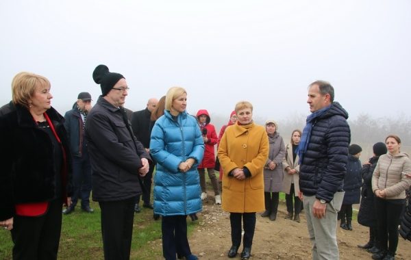 В селе Чишмикиой завершены работы по герметизации могильника опасных пестицидов