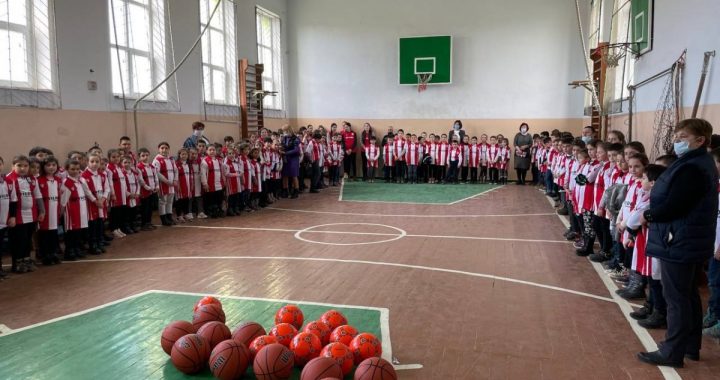 Учащиеся лицея села Чишмикиой получили спортивные футболки и мячи