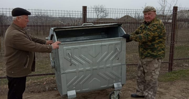 12 марта была проведена уборка на кладбище.