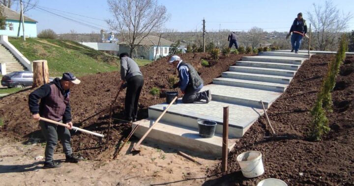 Ветераны войны в Афганистане села Чишмикиоя озеленили территорию, прилегающую к строящемуся памятнику