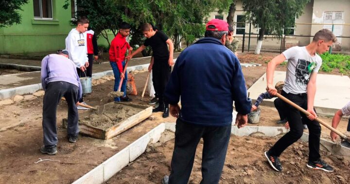 Во дворе Чишмикиойского лицея строится беседка