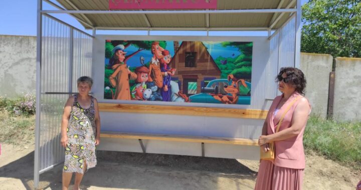 В селе Чишмикиой по улице Лесная установлена остановка с изображением сюжета из мультфильма «Простоквашино»