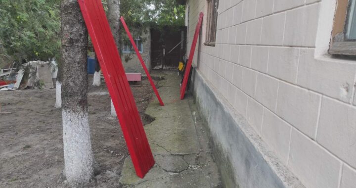 В Доме детского творчества делают скамейки и урны для мусора