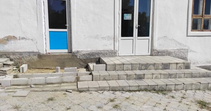 В Доме детского творчества строят ступени к пищеблоку бывшего здания Чишмикиойской гимназии