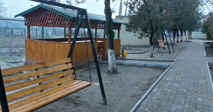 Примэрия села Чишмикиой оказала финансовую поддержку лицею в установлении двух качелей