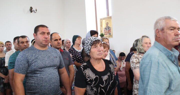 Храмовый праздник в селе Чишмикиой отметили выставкой старинных сундуков и концертами.