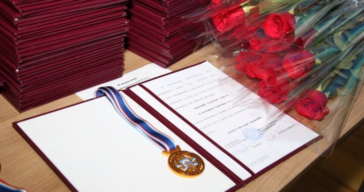 По случаю профессионального праздника, учителя села Чишмикиой получили почетные звания и грамоты