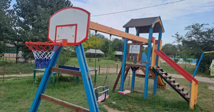 В центре с. Чишмикиой реконструируют детские площадки