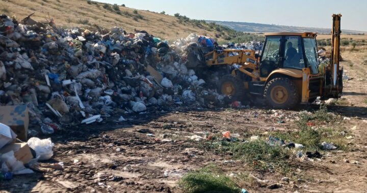 Примария села организовала буртовку мусора на полигоне временного складирования ТБО