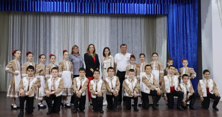 Яркий подарок для юных артистов